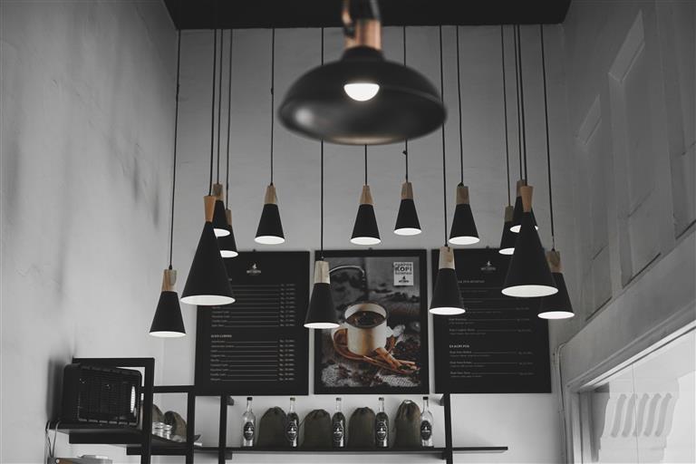 Endüstriyel Kafe Konseptlerinde Siyah ve Beyaz Temalar.