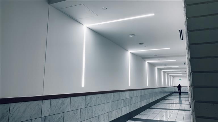 أنيق وعصري: تصميم الإضاءة في التصميمات الداخلية للمستشفيات.